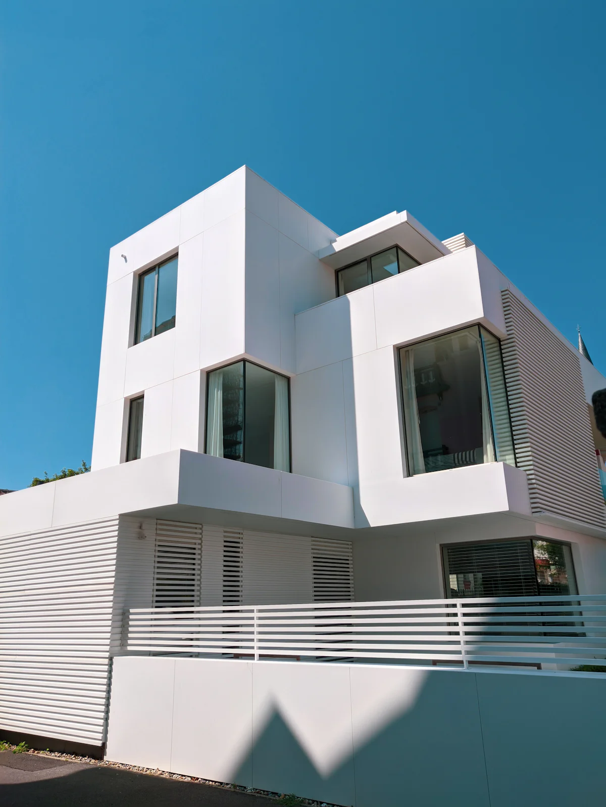 Casa blanca contemporánea bajo cielo azul