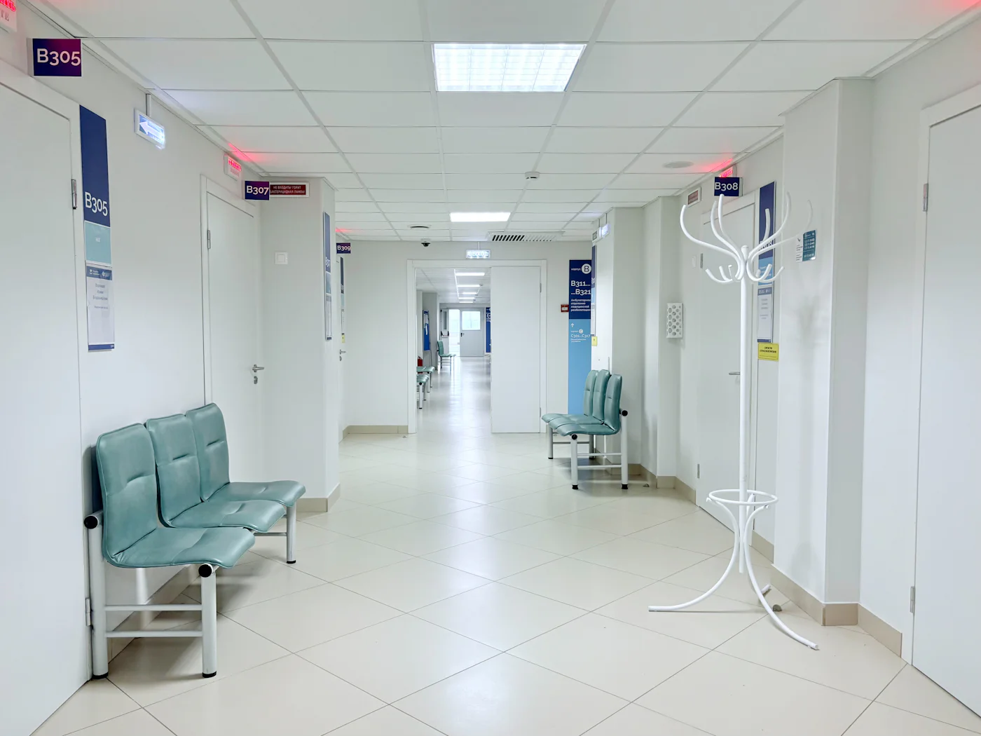 Pasillo luminoso de un centro de salud