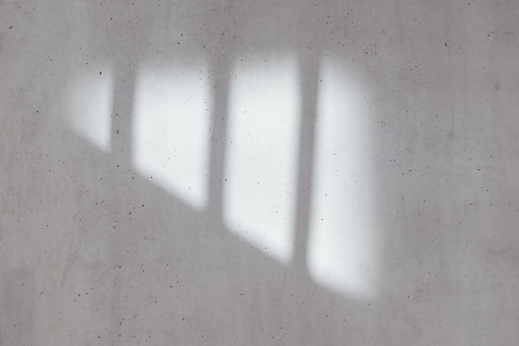 Luz natural proyectada sobre un muro claro