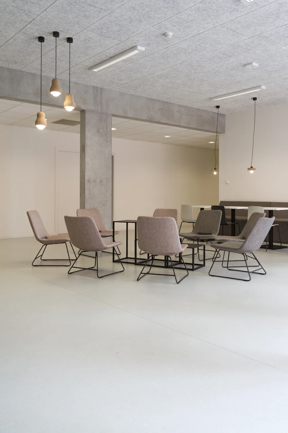 Interior de oficina con mobiliario contemporáneo
