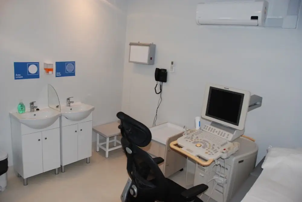 Box de ecografía con lavamanos y equipamiento